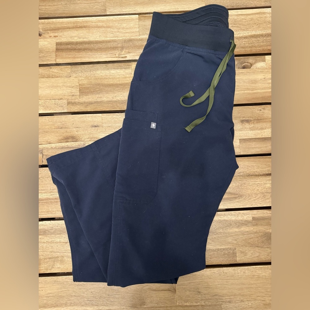 figs cade cargo scrub pants size medium regular inseam - quiet navy color
